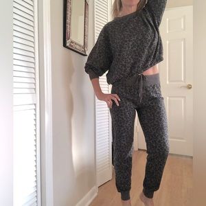 Z Supply black leopard matching set 🐆 pullover sweatshirt and joggers